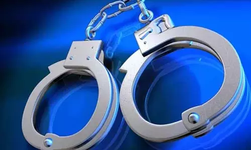 ஓசூரில் முன்விரோதம் காரணமாக தனியார் நிறுவன ஊழியரை அரிவாளால் வெட்டிய நண்பர் கைது