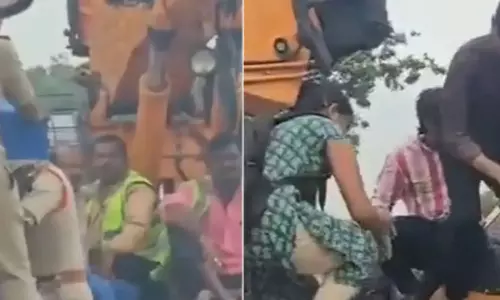 வெள்ளத்தில் சிக்கிய மாணவர்களை கிரேன் மூலம் மீட்டு தேர்வு மையத்தை அடைய வைத்த ஆந்திரா போலீஸ்