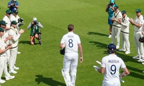 ஓய்வு அறிவித்த ஸ்டூவர்ட் பிராட்- 4ம் நாள் போட்டியின்போது அணிவகுத்து நின்று மரியாதை செலுத்திய சக வீரர்கள்