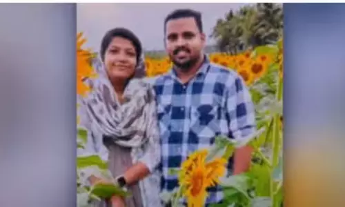 பாறை மீது நின்று செல்பி- ஆற்றில் அடித்துச் செல்லப்பட்ட புதுமண தம்பதி சடலமாக மீட்பு