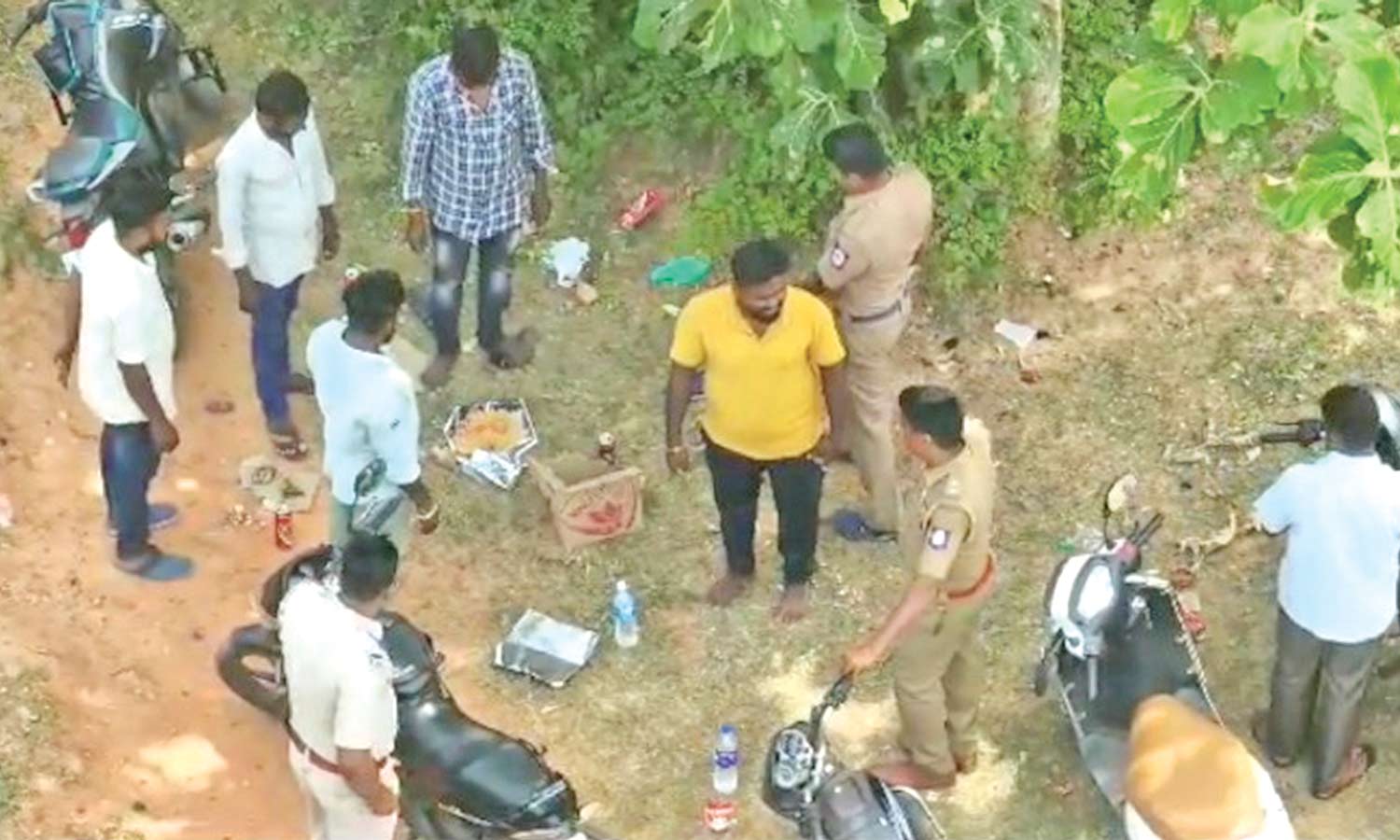 குற்ற செயல்களை தடுக்க புதுச்சேரி-தமிழக எல்லை பகுதியில் ட்ரோன் கேமரா மூலம் கண்காணிப்பு வனபகுதியில் மது அருந்திய கும்பல் ஓட்டம்