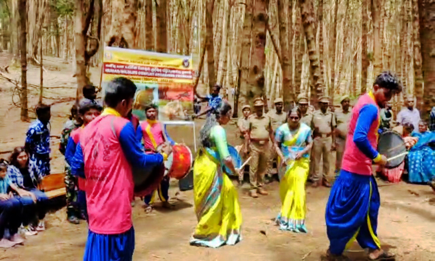 கொடைக்கானலில் கலை நிகழ்ச்சிகள் மூலம் வன விலங்குகள் குறித்து சுற்றுலா பயணிகளுக்கு விழிப்புணர்வு