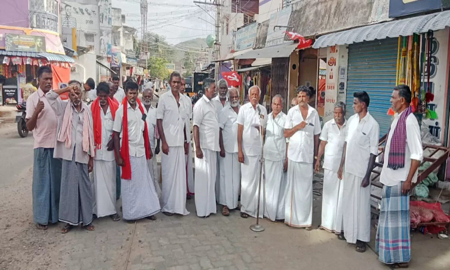 வருசநாடு கிராமத்தில் பஞ்சந்தாங்கி கண்மாய் ஆக்கிரமிப்பை அகற்றக்கோரி ஆர்ப்பாட்டம் வருசநாடு கிராமத்தில் பஞ்சந்தாங்கி கண்மாய் ஆக்கிரமிப்பை அகற்றக்கோரி ஆர்ப்பாட்டம்