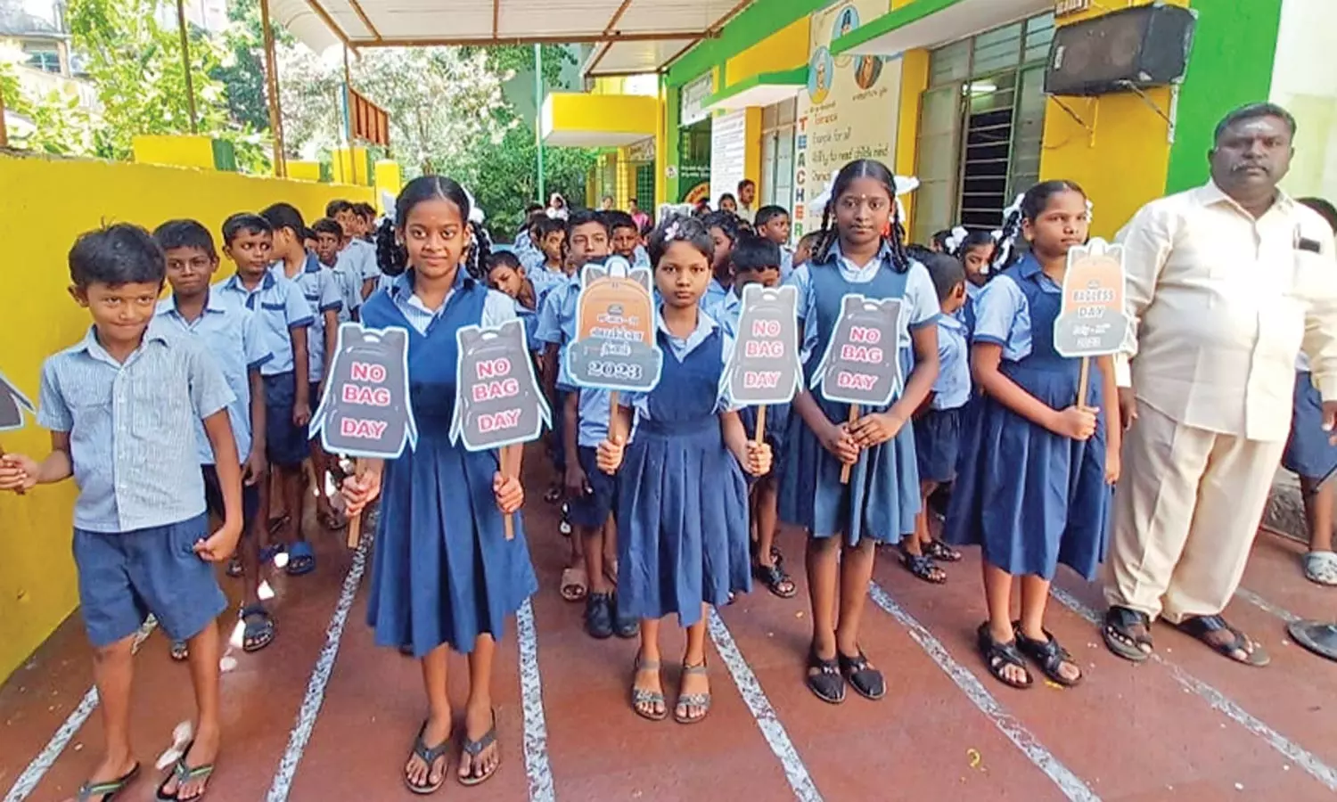 புதுச்சேரியில் நோ பேக் டே இன்று தொடக்கம்- பள்ளிகளுக்கு புத்தக பை இல்லாமல் வந்த மாணவர்கள் புதுச்சேரியில் நோ பேக் டே இன்று தொடக்கம்- பள்ளிகளுக்கு புத்தக பை இல்லாமல் வந்த மாணவர்கள்