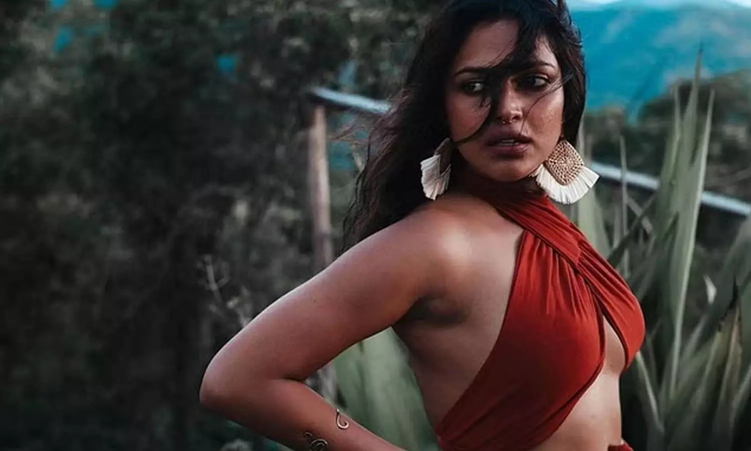 சிவப்பு நிற உடையில் ஹாட்டாக நிற்கும் அமலாபால்.. குவியும் லைக்குகள்