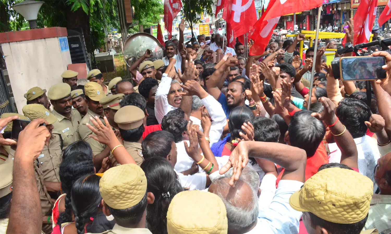 கோவை மாநகராட்சியை முற்றுகையிட்ட மார்க்சிஸ்ட் கம்யூனிஸ்டு கட்சியினர் கோவை மாநகராட்சியை முற்றுகையிட்ட மார்க்சிஸ்ட் கம்யூனிஸ்டு கட்சியினர்