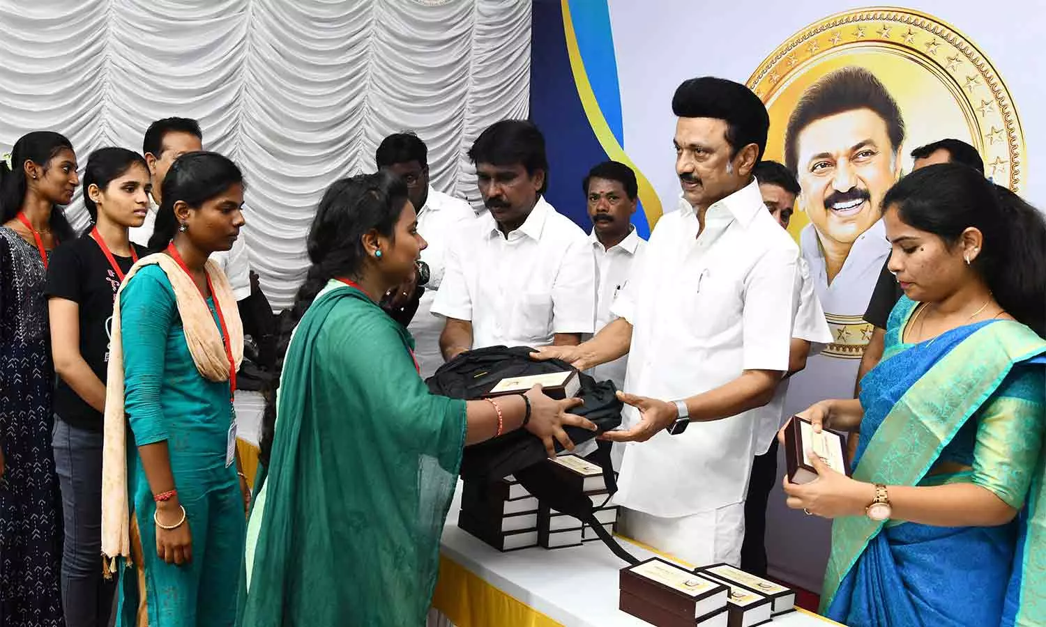 கொளத்தூரில் நலத்திட்ட உதவிகளை வழங்கிய முதலமைச்சர் மு.க.ஸ்டாலின் கொளத்தூரில் நலத்திட்ட உதவிகளை வழங்கிய முதலமைச்சர் மு.க.ஸ்டாலின்