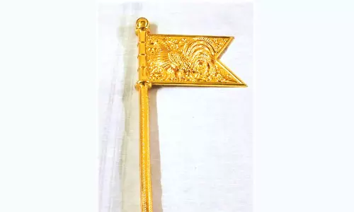 குன்றத்தூர் முருகன் கோவிலுக்கு ரூ.65 லட்சத்தில் தங்க சேவல் கொடி- பக்தர் காணிக்கையாக வழங்கினார்