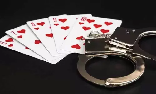 ஐதராபாத் அடுக்குமாடி குடியிருப்பில் சூதாட்டத்தில் ஈடுபட்ட பெண் தொழிலதிபர்கள்- 13 பேர் கைது