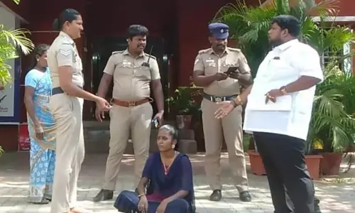 காதலித்து ஏமாற்றியதால் சின்னமனூர் போலீஸ் நிலையம் முன்பு இளம்பெண் தர்ணா