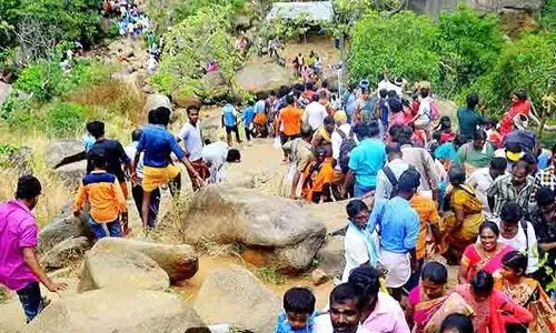 காட்டுத்தீ கட்டுக்குள் வந்ததால் அனுமதி- சதுரகிரியில் மலையேற குவிந்த பக்தர்கள்