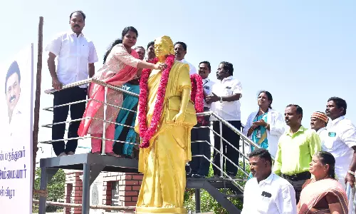 டாக்டர் முத்துலட்சுமி ரெட்டி உருவ சிலைக்கு மரியாதை