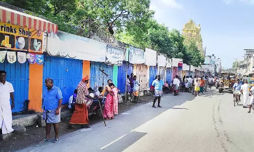 ராமேசுவரம் கோவில் அதிகாரியை கண்டித்து இன்று திடீர் கடையடைப்பு- மக்கள் நலப் பேரவை சார்பில் பொதுவேலை நிறுத்தம்