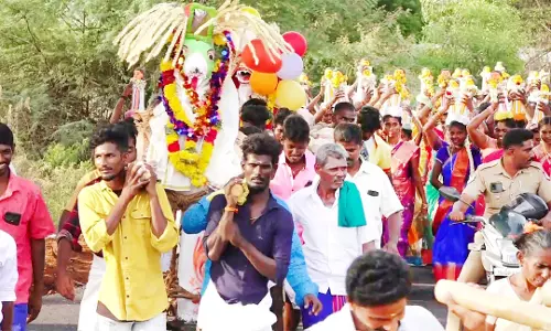அய்யனார் கோவில் திருவிழாவில் பக்தர்கள் வினோத வழிபாடு