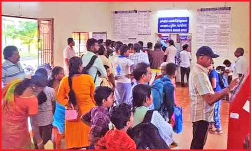 உடுமலை ரெயில் நிலையத்தில் திருச்செந்தூர் கோவிலுக்கு செல்ல திரண்ட பக்தர்கள்