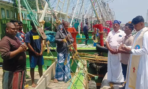 விசைப்படகு மீனவர்கள் இன்று நள்ளிரவு முதல் கடலுக்கு செல்கிறார்கள்