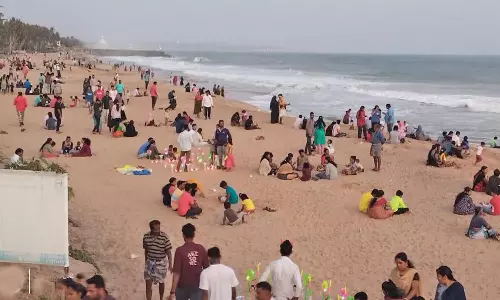 விடுமுறை நாளில் குளச்சல் கடற்கரையில் குவிந்த பொதுமக்கள்