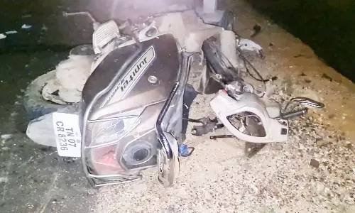 பைக் மீது வாகனம் மோதி தந்தை-மகள் பலி