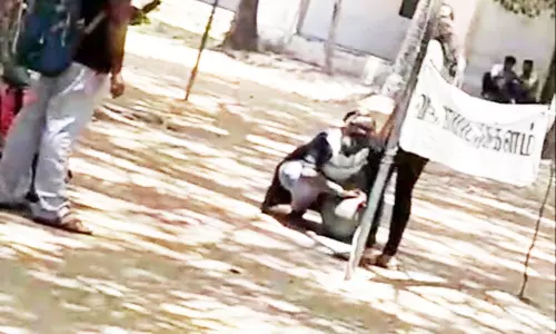 போட்டி போட்டு இளவட்டகல் தூக்கிய இளம்பெண்கள்