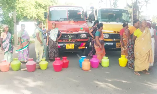 காலி குடங்களுடன் பெண்கள் சாலை மறியல்