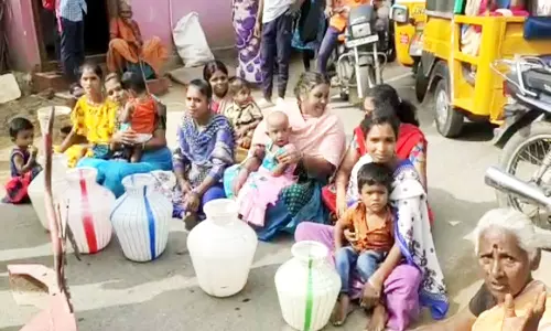 மாதனூர் அருகே பொதுமக்கள் காலி குடங்களுடன் சாலை மறியல்