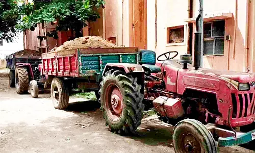 டிராக்டரில் செம்மண் கடத்தியவர் கைது