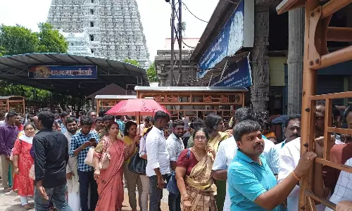 திருவண்ணாமலை அருணாசலேஸ்வரர் கோவிலில் 3 மணிநேரம் காத்திருந்து தரிசனம்