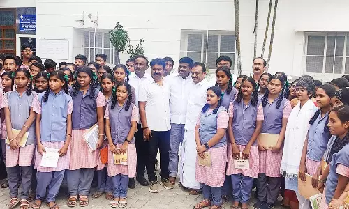 ஓசூர் ஜுஜுவாடி அரசு பள்ளி மாணவ மாணவியர், மாநகராட்சி அலுவலகத்திற்கு  களப்பயணம்