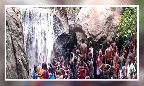 செங்கோட்டை அருகே நெய் அருவியில் தொடரும் சுற்றுலா பயணிகள் மோதல்-போலீசார் பாதுகாப்பில் ஈடுபட கோரிக்கை