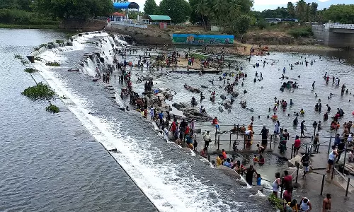 கொடிவேரி தடுப்பணையில் சுற்றுலா பயணிகளின் கூட்டம் குறைவு