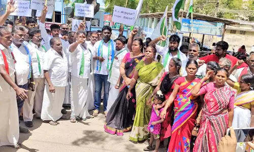 உடன்குடி பஸ் நிலையம் எதிரே உள்ள அரசு மதுபான கடையை மாற்றக்கோரி முற்றுகை போராட்டம்