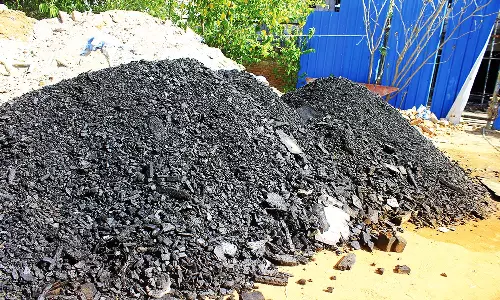 பாளை பஸ் நிலையம் அருகே  வணிக வளாக கட்டிட பகுதியில் திடீர் தீ விபத்து