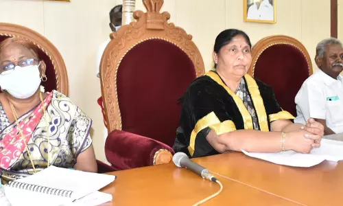 ஈரோடு மாநகராட்சி கூட்டத்தில்  குப்பை வரிைய நீக்க வலியுறுத்தி மேயரிடம் கவுன்சிலர்கள் மனு