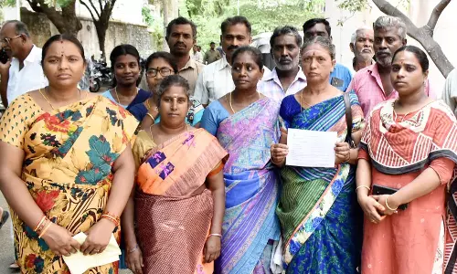 பெரிய புலியூர் பகுதிக்கு சென்று வர பாலம் அமைத்து தர வேண்டும்-கலெக்டர் அலுவலகத்தில் பொதுமக்கள் மனு