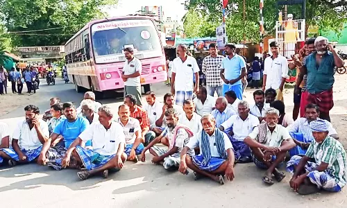 மாரியம்மன் கோவில் நிலம் ஆக்கிரமிப்பு:   கிராம மக்கள் சாலை மறியல்