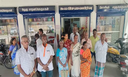 தக்காளி விற்பனை இல்லாததால்  கூட்டுறவு பண்டக சாலையை முற்றுகையிட்ட பொதுமக்கள்