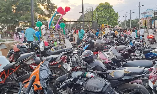 முத்தண்ணன் குளக்கரையில் நடுரோட்டில் நிறுத்தப்படும் வாகனங்கள்