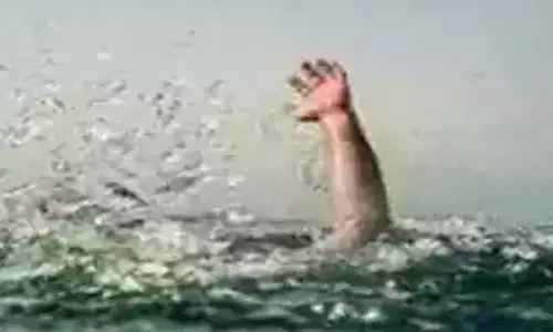 ஆற்றில் மூழ்கிய முதியவரின் கதி என்ன?