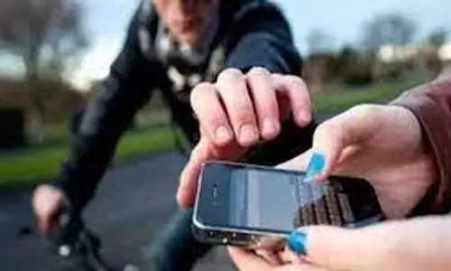 டிபன் கடைக்காரரிடம் செல்போன் பறிப்பு