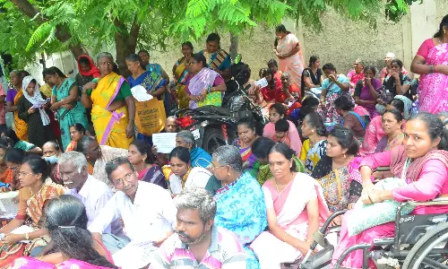கோவை கலெக்டர் அலுவலகத்தில் அடிப்படை வசதிகள் கேட்டு பொதுமக்கள் தர்ணா
