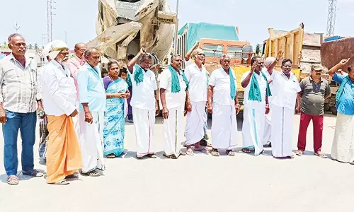 சாலை பணிகளை தடுத்து நிறுத்தி விவசாயிகள் போராட்டம்