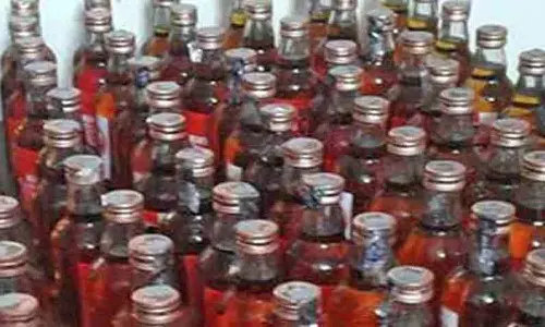 திட்டச்சேரியில் மதுபாட்டில்கள்கடத்தி வந்த 2 பேர் கைது