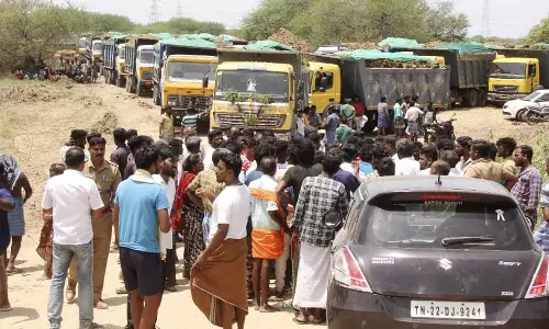 வெள்ளியூர் ஏரியில் அளவுக்கு அதிகமாக மண் அள்ளுவதை கண்டித்து லாரிகளை சிறைப்பிடித்து கிராம மக்கள் போராட்டம்