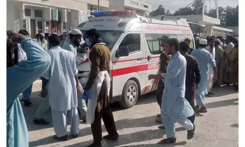 பாகிஸ்தானில் மனித வெடிகுண்டு தாக்குதலில் பலி எண்ணிக்கை 54 ஆக உயர்வு - ஐ.எஸ். அமைப்பு பொறுப்பேற்பு