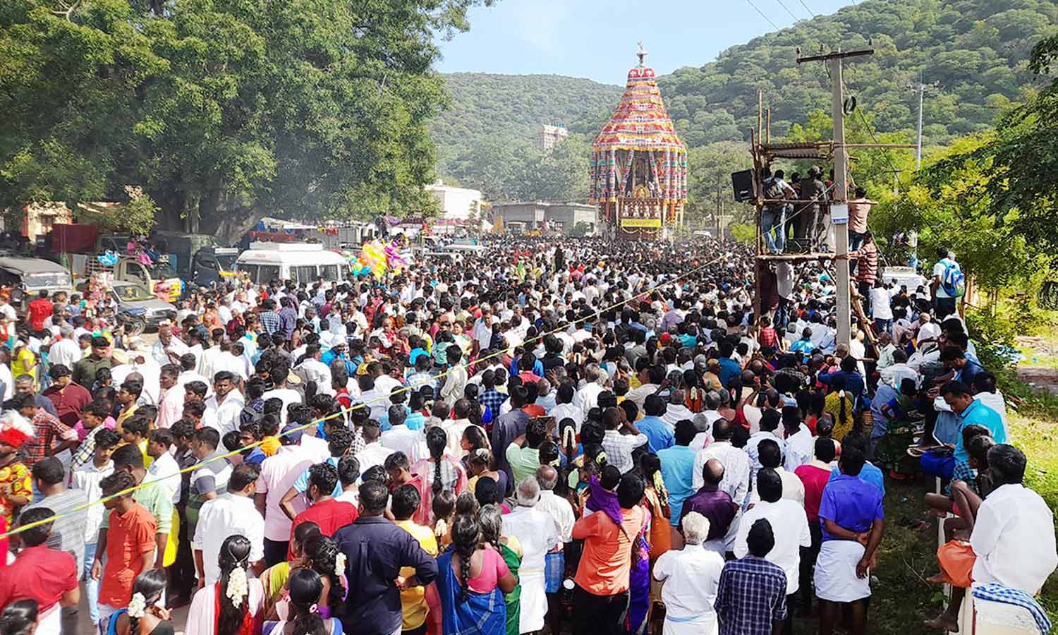 கள்ளழகர் கோவிலில் ஆடித்தேரோட்டம்- லட்சக்கணக்கான பக்தர்கள் வடம் பிடித்து இழுத்தனர்