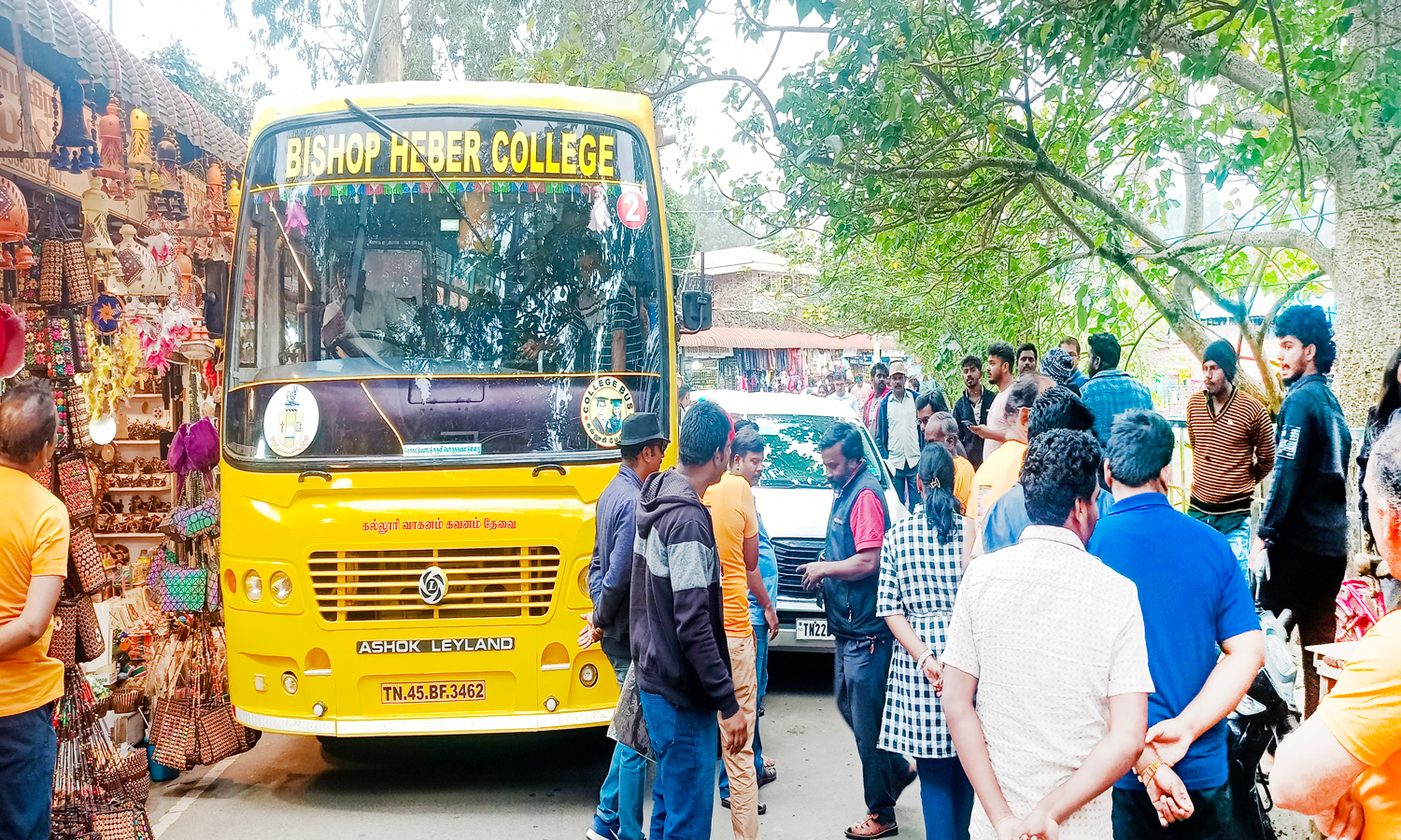 கொடைக்கானல் ஏரிச்சாலையில் கனரக வாகனங்களை இயக்குவதால் போக்குவரத்து நெரிசல்