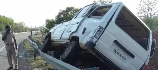 சாலையோர இரும்பு தடுப்பு கம்பியில் ஏறி விபத்துக்குள்ளான கார் சாலையோர இரும்பு தடுப்பு கம்பியில் ஏறி விபத்துக்குள்ளான கார்