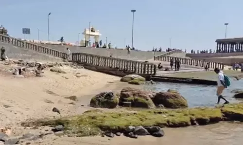 கன்னியாகுமரியில் கடல் உள்வாங்கியது- படகு போக்குவரத்து பாதிப்பு