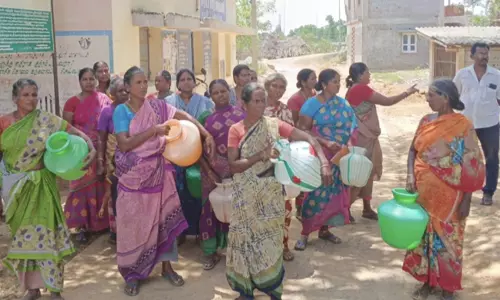 பெண்கள் ஊராட்சி மன்றம் முற்றுகை