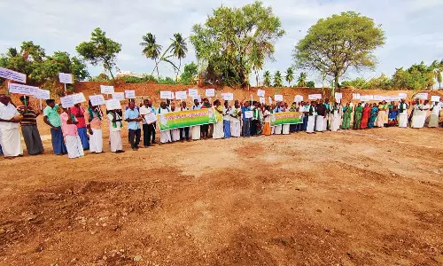 கிராம மக்கள், விவசாயிகள் கீழ்பவானி வாய்க்காலுக்குள் இறங்கி போராட்டம்